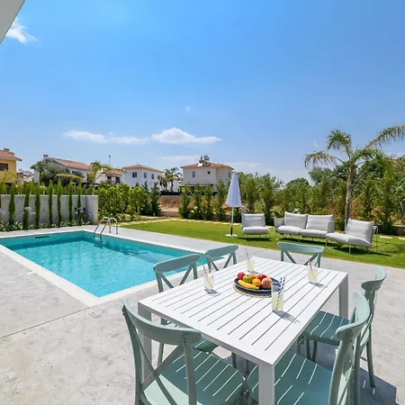 فيلة By The - Blue Topaz